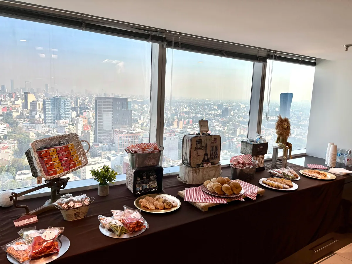 Coffee break corporativo con vista a la ciudad